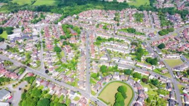 İngiltere 'nin Leeds West Yorkshire' daki Halton kasabasının hava görüntüleri, güneşli bir günde insansız hava aracı kullanılarak çekilen, sıra sıra evleri olan tipik banliyö konutlarını gösteriyor..