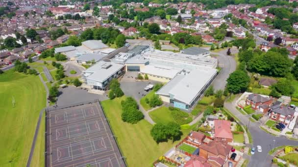 英国西约克郡利兹市哈尔顿镇的空中录像 显示了圣殿摩尔高中的英国学校和学校操场 周围都是住宅区 — 图库视频影像