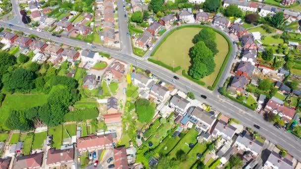 英国西部约克郡利兹市哈尔顿镇的空中无人驾驶飞机画面显示了典型的郊区住宅区和成排的房屋 在阳光明媚的一天使用无人驾驶飞机拍摄 — 图库视频影像