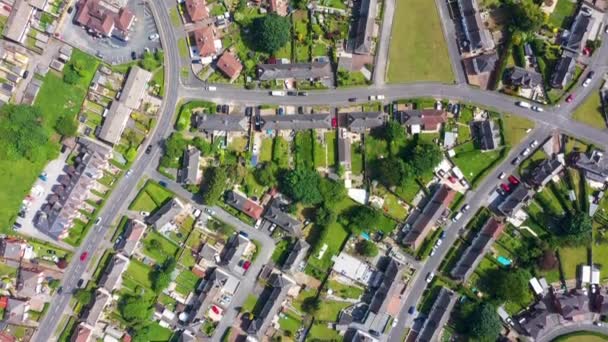 英国西约克郡利兹市的哈里顿小镇的航拍镜头 可以看到典型的郊区住宅区和成排的房屋 这些房屋是在阳光灿烂的一天使用无人驾驶飞机拍摄的 — 图库视频影像
