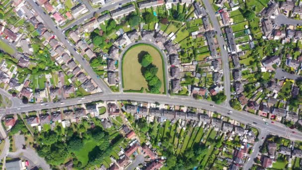英国西约克郡利兹市的哈里顿小镇的航拍镜头 可以看到典型的郊区住宅区和成排的房屋 这些房屋是在阳光灿烂的一天使用无人驾驶飞机拍摄的 — 图库视频影像
