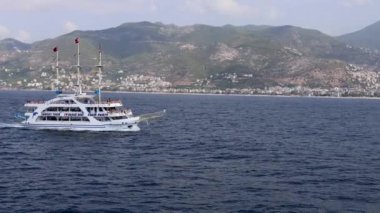 Antalya, 21 Eylül 2022: Türkiye 'nin Antalya kentinde bir parti teknesinin görüntüsü 8 kilometrelik video kaydıyla çekilen teknedeki insanları gösteriyor.
