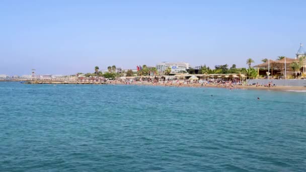 Съемки Красивого Пляжа Анталии Турция Показывающие Людей Расслабляющихся Веселящихся Пляже — стоковое видео