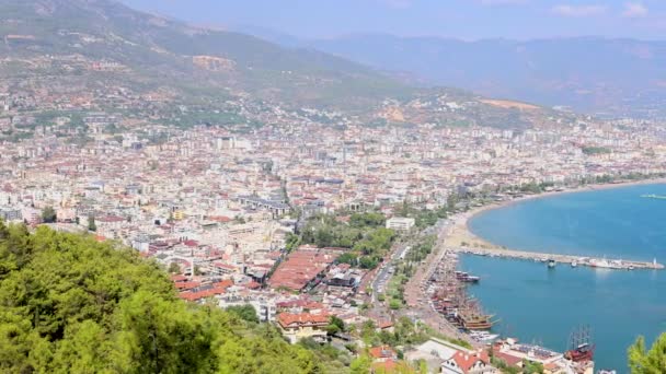 トルコのアンタルヤの美しいビーチリゾートの映像は ビーチフロントを示しています 夏時間の港と町の中心部 で撮影8 K品質 — ストック動画