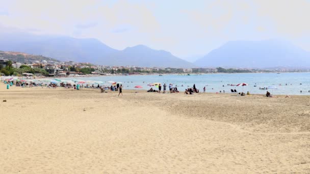 Съемки Красивого Пляжа Анталии Турция Показывающие Людей Расслабляющихся Веселящихся Пляже — стоковое видео