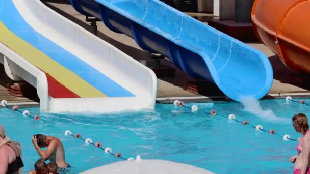 アンタルヤ トルコ 2012年9月21日 トルコのアンタルヤの町に位置する水泳スライドの映像は 8Kビデオ品質で撮影された休暇中にカラフルなスライドを下に楽しんでいる人々を示しています — ストック動画
