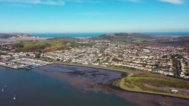 Galler 'deki Conwy County Borough' daki Deganwy kasabasının hava görüntüleri, Conwy Nehri boyunca uzanan A55 Kuzey Galler Ekspres Yolu 'nu gösteren Llandudno Rhos-on-Sea' nin yanındaki Creuddyn Yarımadası 'nda bulunur.