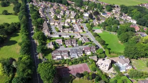 イングランドのサウスヨークシャー州バーンズリーのメトロポリタンボロにあるカウソン村と市民教区の空中ドローン映像 夏に住宅団地を見せると — ストック動画