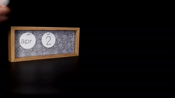 Деревянный Календарный Блок Показывающий Дату Апреля Рукояткой Надевающей Снимающей Металлические — стоковое видео