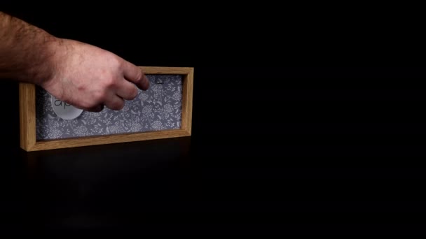 Деревянный Календарный Блок Показывающий Дату Апреля Рукояткой Надевающей Снимающей Металлические — стоковое видео