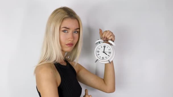 Una Atractiva Mujer Cabello Rubio Sosteniendo Reloj Despertador Estilo Antiguo — Vídeos de Stock