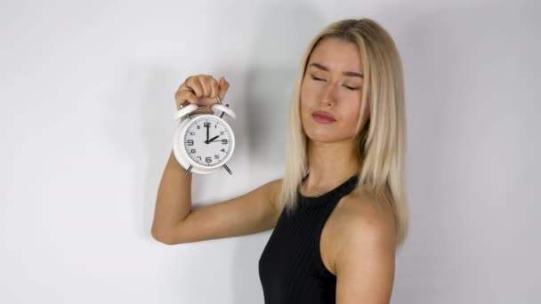 Una Atractiva Mujer Cabello Rubio Sosteniendo Reloj Despertador Estilo Antiguo — Vídeo de stock