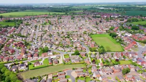 英国西约克郡韦克菲尔德市大都市地区的一个集镇奥塞特 Ossett 的空中录像显示了典型的英国住宅区和道路 — 图库视频影像