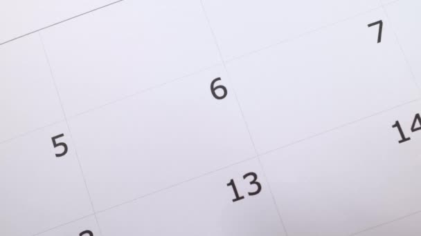 除日期或约会提醒概念外 用男性手用红笔环绕日期的第6号日历 — 图库视频影像