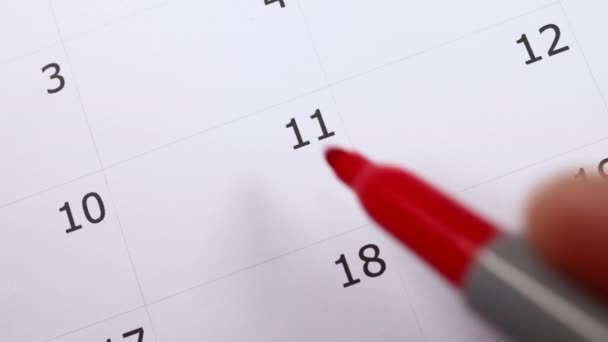 除日期或约会提醒概念外 用男性手用红笔环绕日期的第11号日历 — 图库视频影像