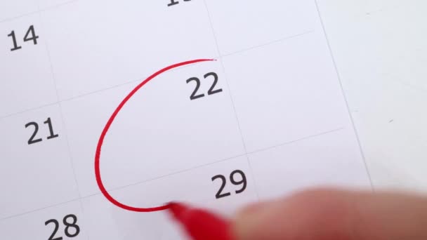 除日期或约会提醒概念外 用男性手用红笔环绕日期的第22号日历 — 图库视频影像