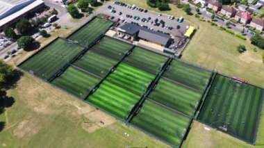 Birleşik Krallık 'taki Wimbledon şehrinin insansız hava aracı görüntüleri, İngiltere' nin güneşli bir yaz gününde futbol sahalarının her iki tarafındaki 5 'lik futbol sahasını gösteriyor..