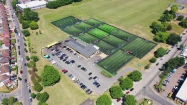 Birleşik Krallık 'taki Wimbledon şehrinin insansız hava aracı görüntüleri, İngiltere' nin güneşli bir yaz gününde futbol sahalarının her iki tarafındaki 5 'lik futbol sahasını gösteriyor..