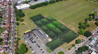 Birleşik Krallık 'taki Wimbledon şehrinin insansız hava aracı görüntüleri, İngiltere' nin güneşli bir yaz gününde futbol sahalarının her iki tarafındaki 5 'lik futbol sahasını gösteriyor..