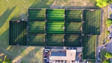 İngiltere 'nin Wimbledon şehrinin hava aracıyla çekilmiş görüntüleri, İngiltere' nin güneşli bir yaz gününde futbol sahalarının her biri için 5 'lik futbol sahasını gösteriyor..