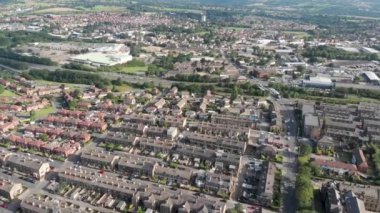 Batı Yorkshire 'daki Leeds kasabası Pudsey' in hava görüntüleri tipik İngiliz caddelerini, teras evlerini ve güneşli bir yaz gününde yapılan evleri gösteriyor..