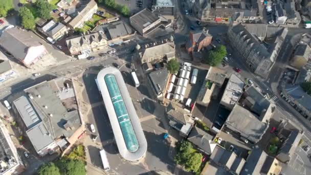 英国西约克郡的利兹普德赛镇的空中录像显示了典型的英国街道 汽车站和商业在阳光灿烂的夏天 — 图库视频影像