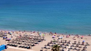 İspanya 'nın Fuengirola kentindeki güzel plajın görüntüleri Playa de los Boliches olarak bilinen plajda tatil yapanları dinlenirken ve eğlenirken gösteriyor.,