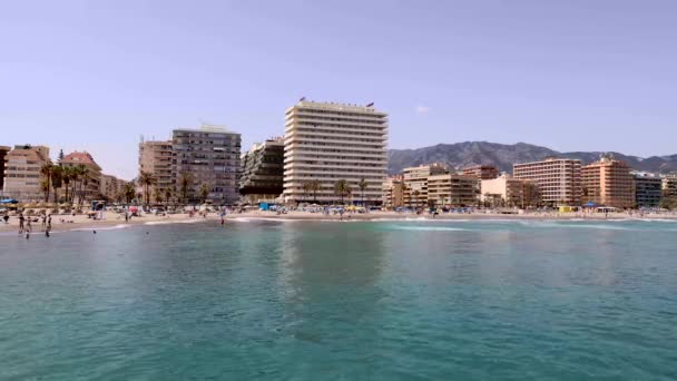 Filmación Hermosa Playa Ciudad Fuengirola Málaga España Mostrando Los Turistas — Vídeo de stock