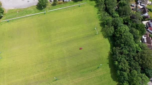 Grön Fortsätter Att Klippa Gräset Brittisk Rugby Pitch Sommaren Med — Stockvideo