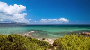 İspanya 'nın Mayorka sahilinin güzel görüntüleri Can Picafort, Illes Balears, İspanya' da Platja de na Patana olarak bilinen plajı gösteriyor. Yazın güneşli bir yaz gününde.