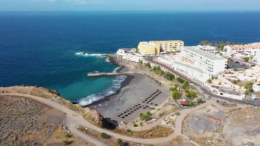 Costa Adeje, Santa Cruz de Tenerife 'nin hava aracı görüntüleri, Playa de Ajabo plajını siyah kumları, otelleri ve kasabadaki iş yerlerini gösteriyor.