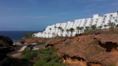 Costa Adeje, Santa Cruz de Tenerife 'nin hava aracı görüntüleri güneşli bir yaz gününde Playa Las Galgas plajı boyunca ünlü Hotel Riu Buenavistal' ı gösteriyor..