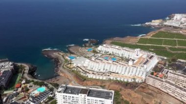 Costa Adeje, Santa Cruz de Tenerife, İspanya 'nın ünlü oteli Riu Buenavistal' ın yaz mevsiminde bir muz çiftliğinin yanında görüntülendiği hava aracı görüntüleri..