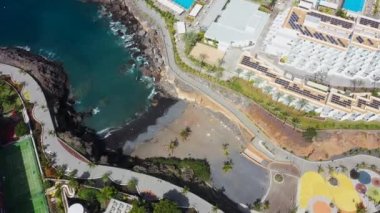 Costa Adeje, Santa Cruz de Tenerife 'nin hava aracı görüntüleri güneşli bir yaz gününde Playa Las Galgas plajı boyunca ünlü Hotel Riu Buenavistal' ı gösteriyor..