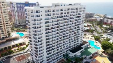 Tenerife, İspanya, 20 Mart 2023: İspanya 'nın güzel Costa Adeje kasabası Santa Cruz de Tenerife' nin güneşli bir günde ünlü Hard Rock Hotel 'ini gösteren insansız hava aracı görüntüleri.