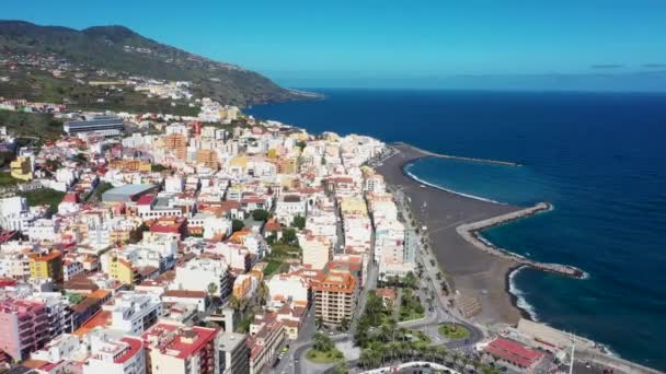 스페인 산타크루스데라 산타크루스데 테네리페의 아름다운 마을의 무인기 플라야데 산타크루스데라 해변에 — 비디오