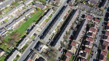 Batı Yorkshire, İngiltere 'nin Kirklees semtindeki bir pazar kasabası olan Huddersfield' ın hava aracıyla çekilmiş görüntüleri İngiltere 'de büyük bir konut arazisinde sıra sıra teras evleri gösteriyor.