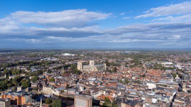 Kuzey Doğu İngiltere 'de bulunan ve antik Romalılar tarafından kurulan York şehrinin havadan çekilmiş fotoğrafı, nehir kenarı boyunca uzanan ana şehir merkezindeki York Minster Tarihi Katedrali' ni gösteriyor..