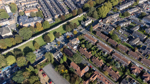 Аэрофотоснимок города Йорк, расположенного в северо-восточной Англии и основанного древними римлянами, на котором изображена историческая кирпичная стена Йоркского министерства и жилые кварталы вокруг стены..