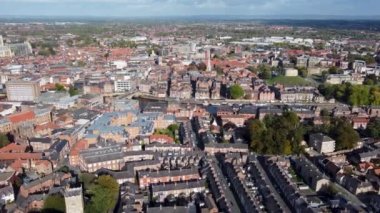 Kuzey Doğu İngiltere 'de bulunan ve antik Romalılar tarafından kurulan York şehrinin insansız hava aracı görüntüleri, nehir boyunca uzanan şehir merkezindeki York Minster Tarihi Katedrali' ni gösteriyor.