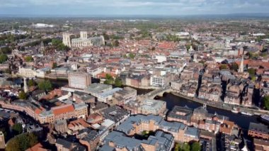 Kuzey Doğu İngiltere 'de bulunan ve antik Romalılar tarafından kurulan York şehrinin insansız hava aracı görüntüleri, nehir boyunca uzanan şehir merkezindeki York Minster Tarihi Katedrali' ni gösteriyor.