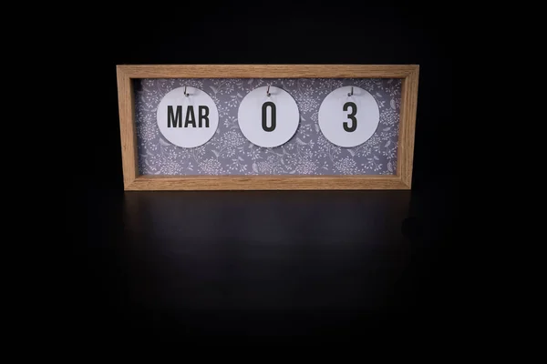 一种木制日历块 在深色黑色背景上显示3月3日的日期 但不包括事件日期或日期概念 — 图库照片