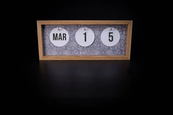 一种木制日历块 用黑色底色标出3月15日的日期 但不包括日期或事件发生日期概念 — 图库照片