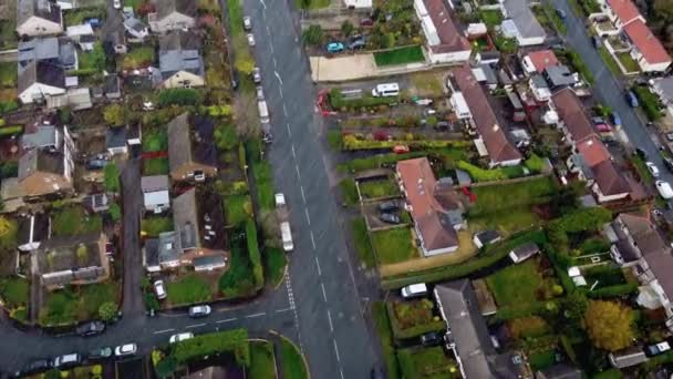 英国ブラッドフォード市で撮影された雨の曇りの日に秋の時間に典型的な英国の住宅不動産の空中ドローン映像 — ストック動画