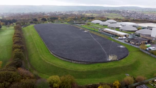 英国布拉德福德市一座水处理厂的无人驾驶飞机镜头 显示了秋季的巨型处理厂 — 图库视频影像