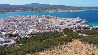 İbiza 'nın batı kıyısındaki Sant Antoni de Portmany kasabasının insansız hava aracı görüntüleri, Spains Balearic Adalarından biri, yaz aylarında şehir merkezindeki otellerde okyanus cephesini gösteriyor..