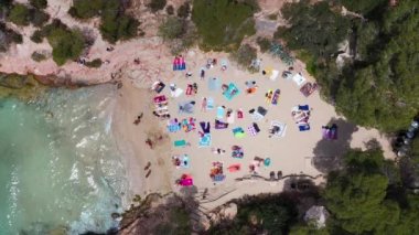 İspanya 'nın Balear Adaları' ndaki İbiza adasındaki Sant Antoni de Portmany kasabasında Cala Gracioneta olarak bilinen bir plajın havadan insansız hava aracı görüntüleri..