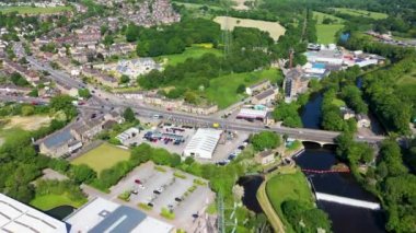 Batı Yorkshire 'ın Kirklees ilçesindeki Kirkheaton, Huddersfield köyünün hava görüntüleri yaz mevsiminde köyü ve Calder Nehri' ni yukarıdan gösteriyor..