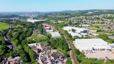 Batı Yorkshire 'ın Kirklees ilçesindeki Kirkheaton, Huddersfield köyünün hava görüntüleri yaz mevsiminde köyü ve Calder Nehri' ni yukarıdan gösteriyor..