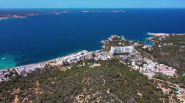 İbiza Balear Adaları 'ndaki Sant Antoni köyündeki bir kumsalın insansız hava aracı görüntüleri İspanya' nın okyanus cephesini ve Cala Alto de Porta plajını gösteriyor..